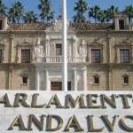 El Parlamento andaluz insta a que las farmacias entreguen medicación hospitalaria, hagan test y vacunen