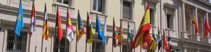 Senado y banderas CCAA y España