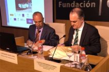 Imagen de la firma del acuerdo entre Bidafarma y la Federación Andaluza de Enfermos de Parkinson.