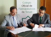 Jesús C. Gómez, presidente de Sefac, y Antonio Hernández, presidente del COF de Teruel, en el momento de la firma del convenio