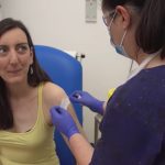 Covid-19: pausados los ensayos con la vacuna de Oxford-AZ por un problema de salud en un participante